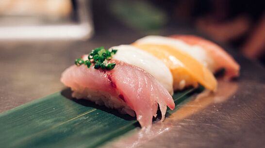 Taze balık yemekleri, Japon diyetinde bir protein ve yağ asidi deposudur. 