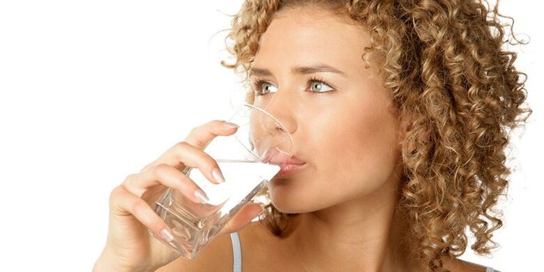 İçme diyetinde diğer sıvılara ek olarak 1, 5 litre arıtılmış su tüketmelisiniz. 