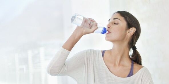 Hızlı kilo vermek için günde en az 2 litre su içmeniz gerekir. 